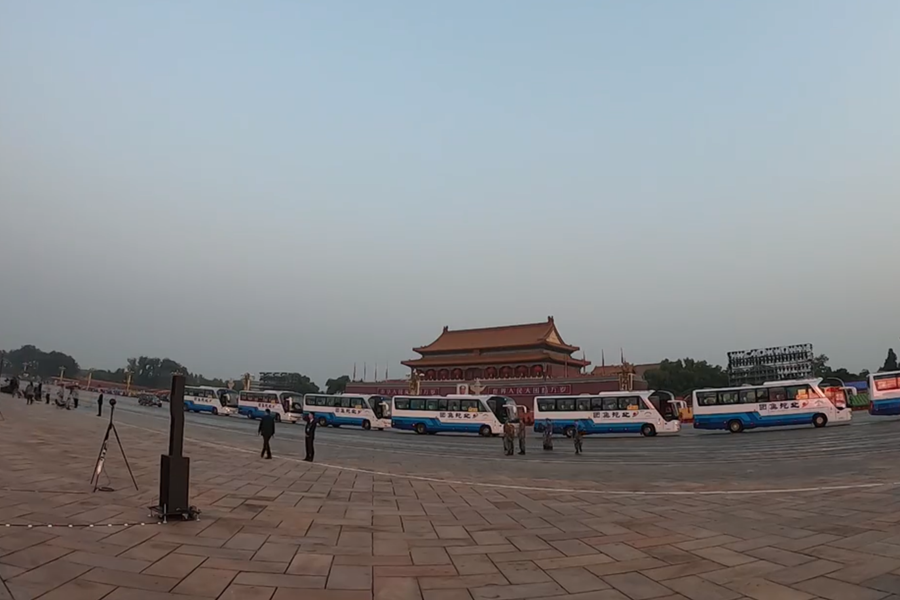 10月1日清晨的天安門城樓和長安街，燈火通明，正在準(zhǔn)備慶祝大會的工作人員雖然緊張忙碌，但仍顯得井然有序