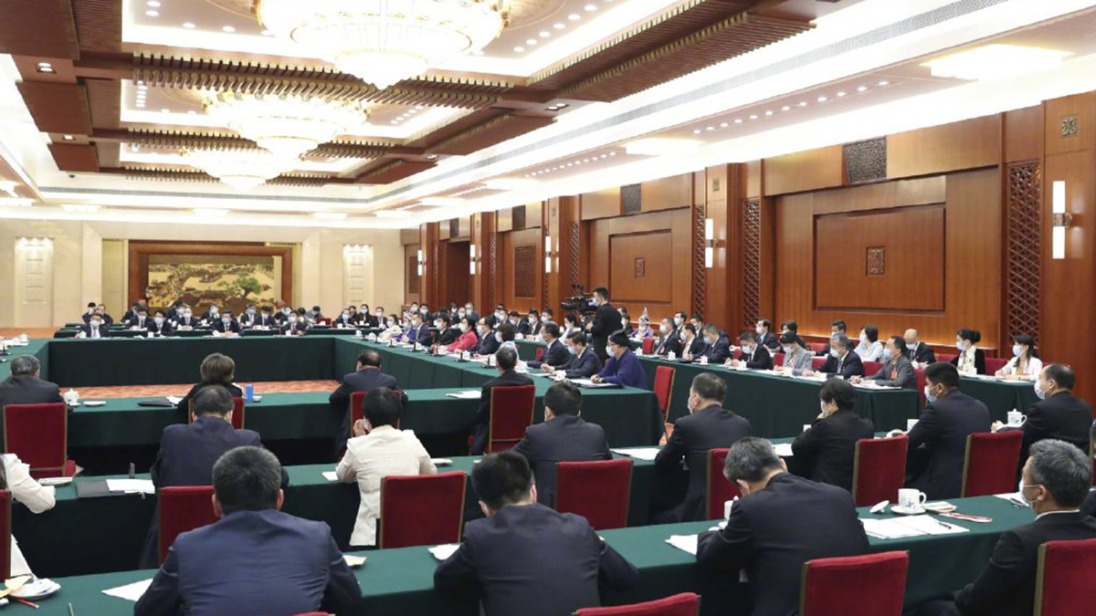 出席十三屆全國人大三次會議的代表團(tuán)分組審議政府工作報告，來看審議現(xiàn)場