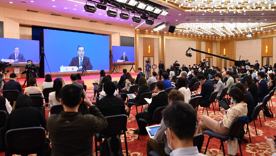 記者在梅地亞中心多功能廳采訪(fǎng)