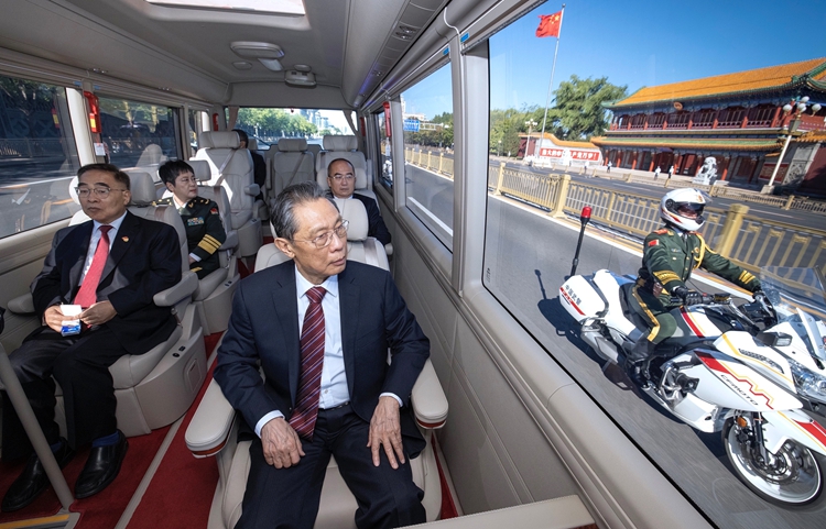 學(xué)習(xí)快評丨以國之名向最美天使致敬！