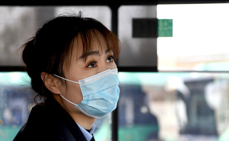 黃菲：眼睛會(huì)&ldquo;說(shuō)話&rdquo;的公交女車長(zhǎng)