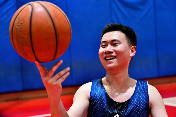 撞上&ldquo;錦鯉&rdquo;的籃球迷蘇柯帆：熱愛帶給你陽(yáng)光