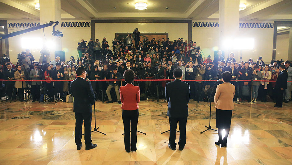 全國(guó)政協(xié)委員接受采訪(fǎng)