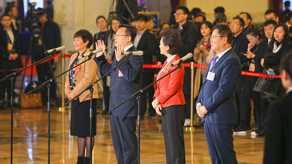 全國(guó)政協(xié)委員接受采訪(fǎng)