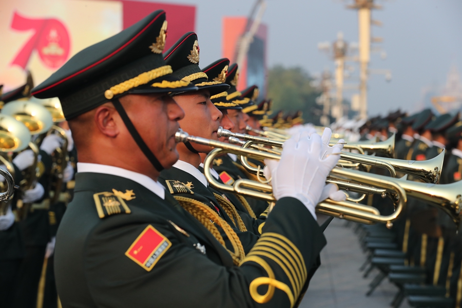 解放軍聯(lián)合軍樂團(tuán)在廣場就位后進(jìn)行準(zhǔn)備工作和試奏。據(jù)了解，解放軍聯(lián)合軍樂團(tuán)此次演奏是從開國大典至今歷次閱兵以來演奏曲目最多的一次，不少曲目是為此次閱兵量身打造的全新作品，此次也是歷次女演奏員最多的一次。