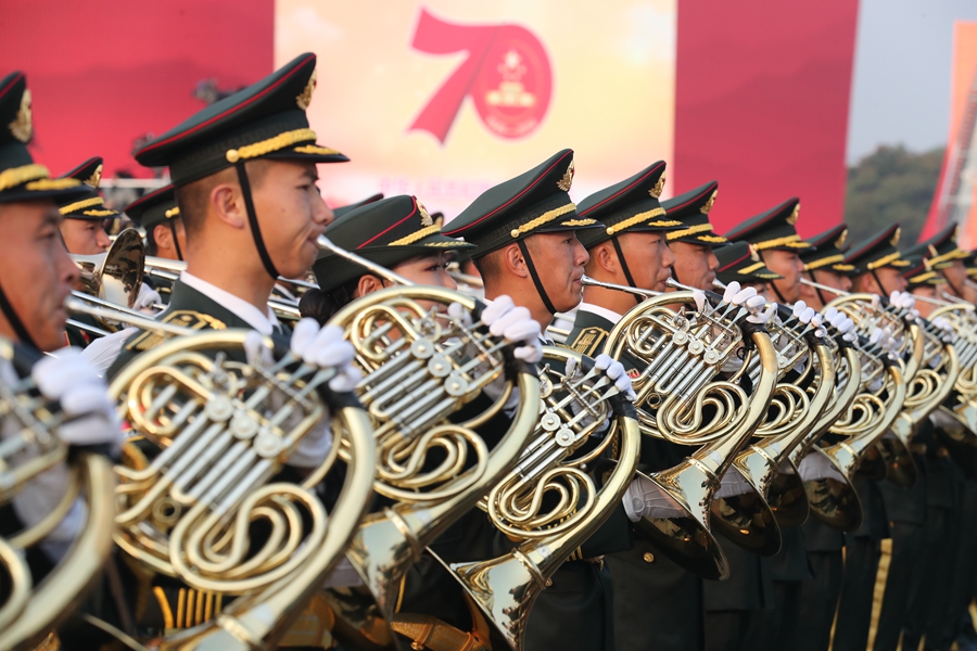 解放軍聯(lián)合軍樂團(tuán)在廣場就位后進(jìn)行準(zhǔn)備工作和試奏。據(jù)了解，解放軍聯(lián)合軍樂團(tuán)此次演奏是從開國大典至今歷次閱兵以來演奏曲目最多的一次，不少曲目是為此次閱兵量身打造的全新作品，此次也是歷次女演奏員最多的一次。