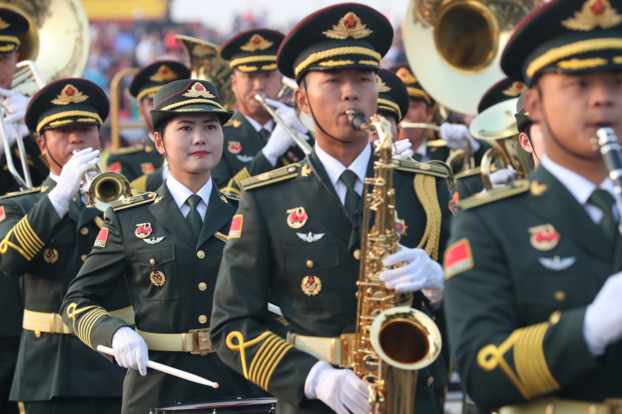 解放軍聯(lián)合軍樂團(tuán)在廣場就位后進(jìn)行準(zhǔn)備工作和試奏。據(jù)了解，解放軍聯(lián)合軍樂團(tuán)此次演奏是從開國大典至今歷次閱兵以來演奏曲目最多的一次，不少曲目是為此次閱兵量身打造的全新作品，此次也是歷次女演奏員最多的一次。