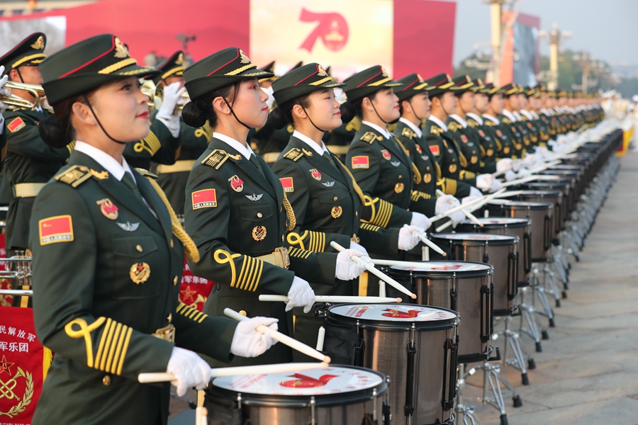 解放軍聯(lián)合軍樂團(tuán)在廣場就位后進(jìn)行準(zhǔn)備工作和試奏。據(jù)了解，解放軍聯(lián)合軍樂團(tuán)此次演奏是從開國大典至今歷次閱兵以來演奏曲目最多的一次，不少曲目是為此次閱兵量身打造的全新作品，此次也是歷次女演奏員最多的一次。