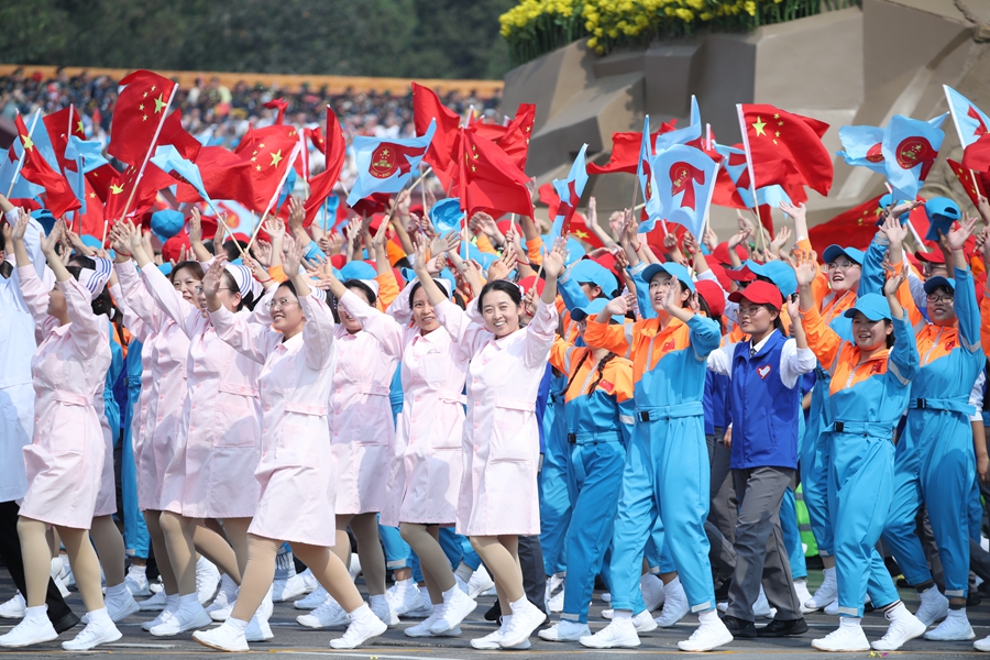 群眾大游行，歡樂的海洋！