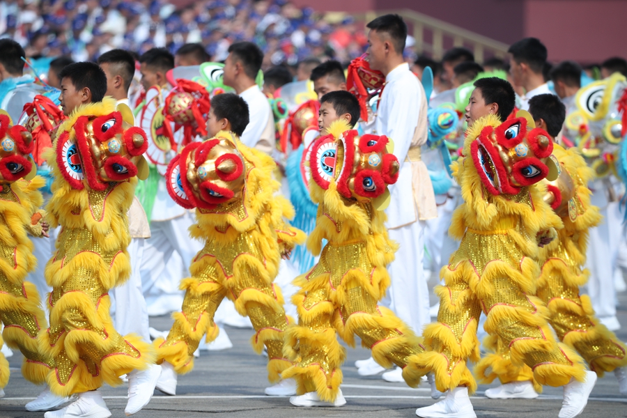 群眾大游行，歡樂的海洋！