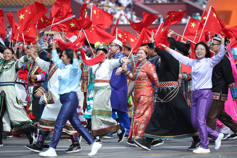 群眾大游行，歡樂的海洋！