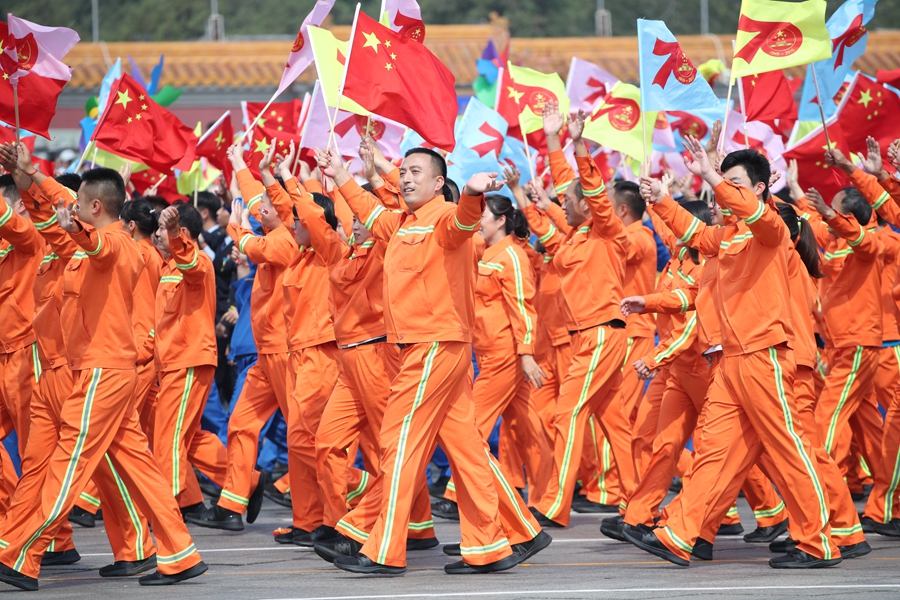 群眾大游行，歡樂的海洋！