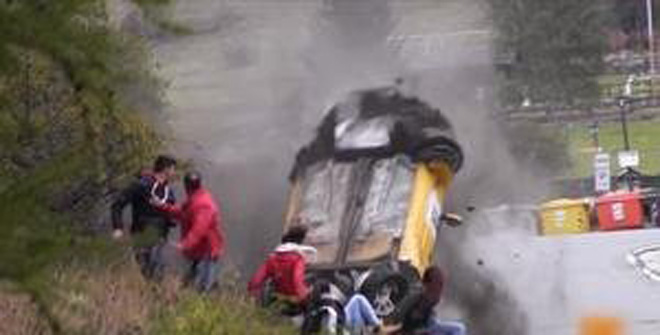 史上最幸運撞車！圍觀群眾躲過一劫