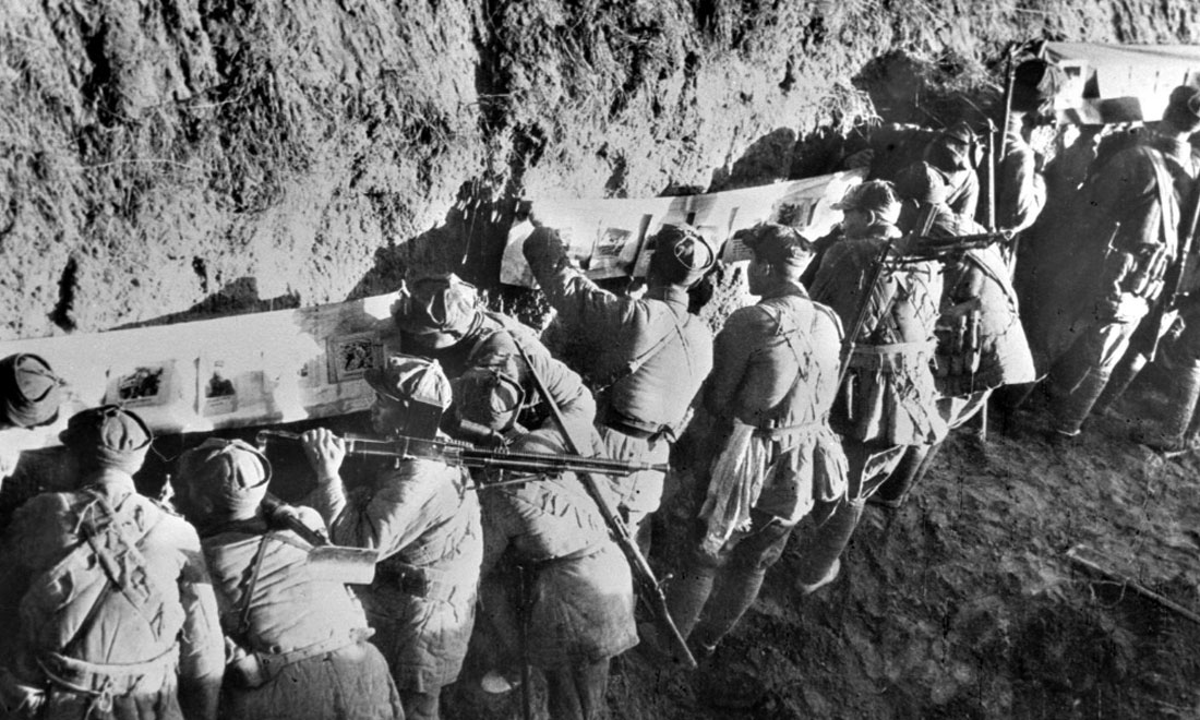 1948年冬，淮海戰(zhàn)役期間，雙堆集前沿陣地舉辦的戰(zhàn)地影展，深受解放軍戰(zhàn)士歡迎。新華社稿  袁克忠攝