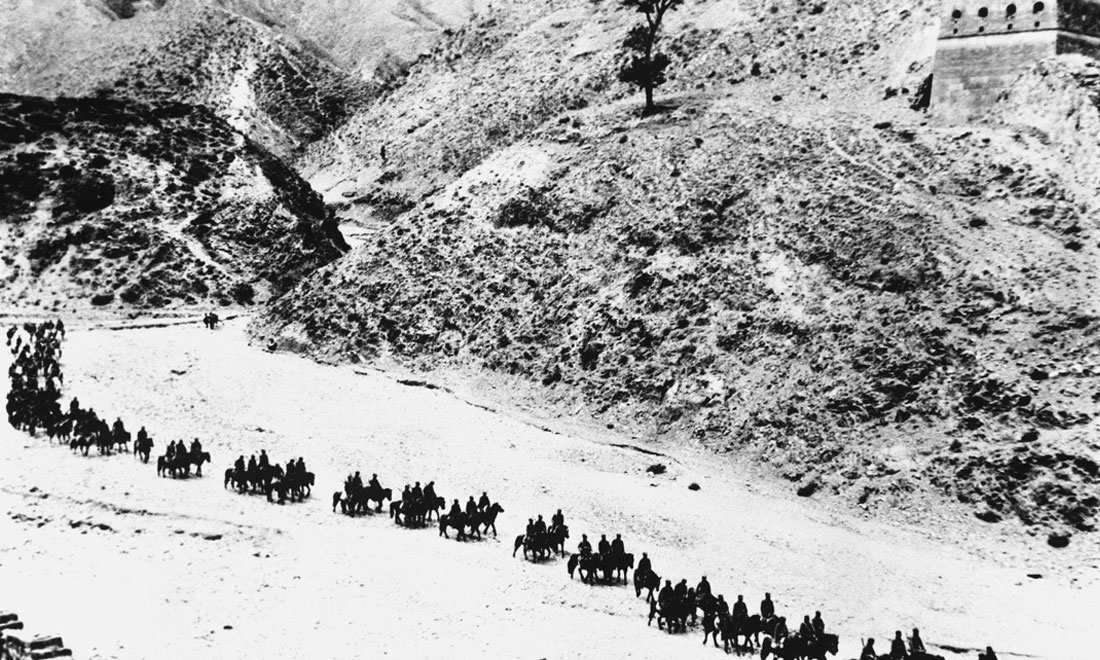 1937年11月太原失守后，八路軍向華北敵后挺進，分兵發(fā)動群眾，開展敵后游擊戰(zhàn)爭，創(chuàng)建敵后根據(jù)地。新華社稿　沙飛攝