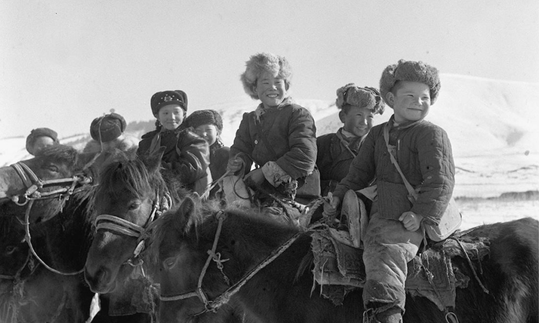 1964年春，新疆伊犁哈薩克自治州昭蘇縣的哈薩克族小學生們。新華社記者武純展攝