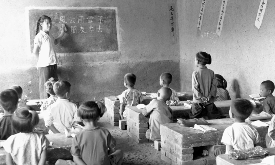 1964年夏，河北省壩縣煎茶鋪公社西煎大隊，一所耕讀小學的學生們在上課。新華社記者梁一丁攝