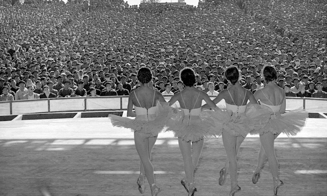 1957年10月，蘇聯(lián)國立新西伯利亞歌劇芭蕾舞劇院為北京石景山鋼鐵廠工人演出。新華社記者鄭震孫攝