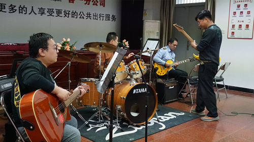 追夢中國人|侯孝輝：左手方向盤，右手麥克風(fēng)