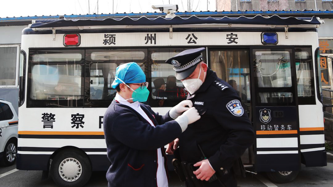 警察魏云龍：咫尺之間，各自奮戰(zhàn)