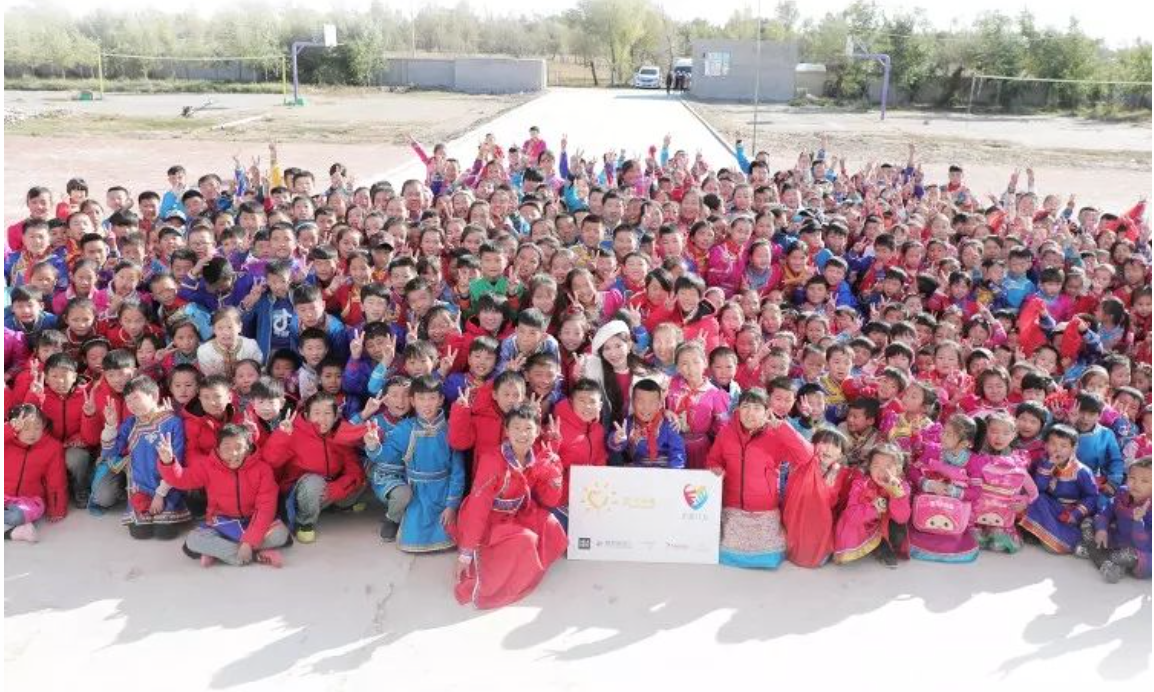 不知不覺(jué)，&ldquo;多一克溫暖&rdquo;已經(jīng)步入第六年。2019年10月14日，林志玲首次作為公益同行人，攜手鳳凰網(wǎng)&ldquo;護(hù)童計(jì)劃&rdquo;，與&ldquo;多一克溫暖&rdquo;一起趕赴內(nèi)蒙古回訪(fǎng)茫汗蘇木中心校的&ldquo;志玲姐姐之家&rdquo;，給那里的孩子送去溫暖。