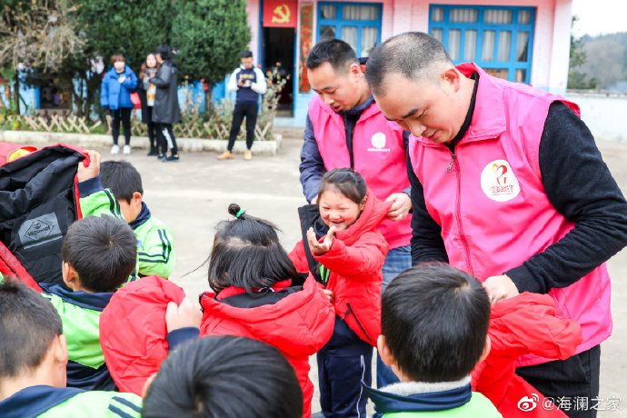 2019年11月，海瀾之家的志愿者們來(lái)到了貴州六盤(pán)水市的南開(kāi)鄉(xiāng)。這里地域偏遠(yuǎn)溝壑縱橫。志愿團(tuán)隊(duì)就這樣小心謹(jǐn)慎的行駛在霧蒙蒙的山路上，堅(jiān)持把物資送到了塢鉛小學(xué)的孩子們手里。