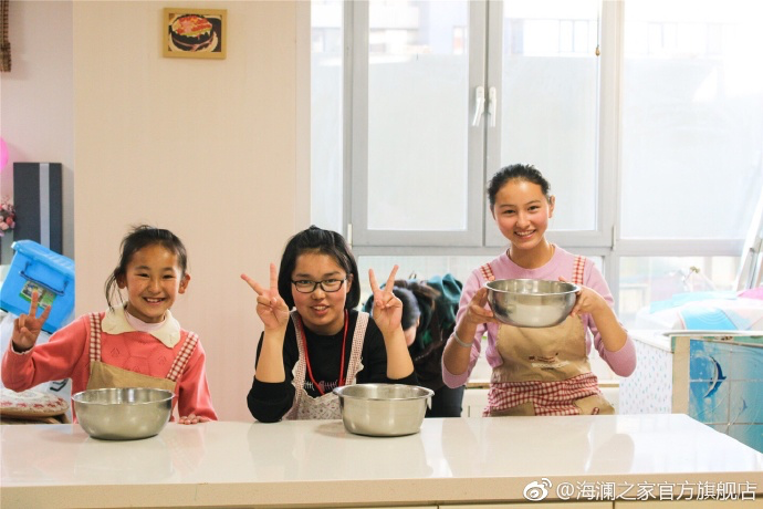 2017年 &ldquo;寒令營(yíng)&rdquo;團(tuán)隊(duì)從不同角度，為北疆山區(qū)的孩子們打開(kāi)了一個(gè)豐富的世界。來(lái)到北京，他們觀(guān)看了升旗儀式，參觀(guān)了故宮，走進(jìn)北京海洋館和動(dòng)物園。這次寒令營(yíng)，展現(xiàn)在他們面前的是此前從未看到過(guò)的世界，意義非凡。