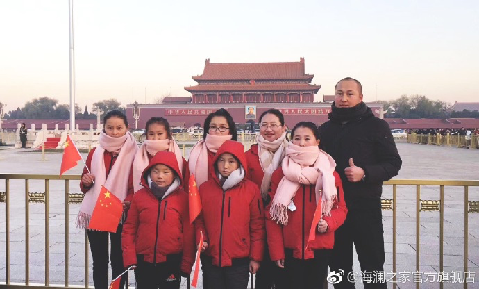 寒令營(yíng)的第一天，孩子們觀(guān)看了升旗儀式，走進(jìn)故宮暢聽(tīng)歷史故事。祖國(guó)的樣貌開(kāi)始在他們心里清晰，未來(lái)的希望開(kāi)始在他們心中發(fā)芽。海瀾之家&ldquo;多一克溫暖&rdquo;團(tuán)隊(duì)帶給孩子們精神世界的富足，照亮孩子們夢(mèng)想的啟蒙之路。