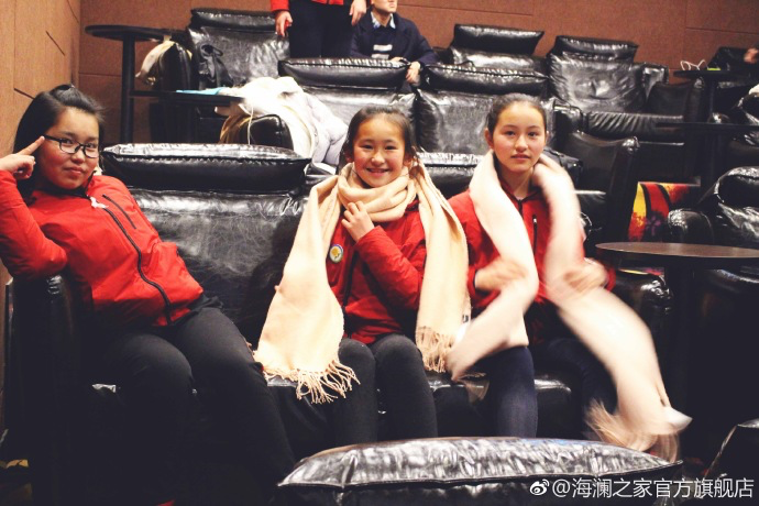 彼時(shí)恰逢《尋夢(mèng)環(huán)游記》上映，&ldquo;寒令營(yíng)&rdquo;的孩子們一起在電影院觀(guān)看了電影，平日里最鬧騰的孩子，在第一次看3D電影時(shí)也變得安靜專(zhuān)注。孩子們?cè)谶@段旅程中增長(zhǎng)了見(jiàn)識(shí)，一個(gè)更豐盛的世界就這樣打開(kāi)了。