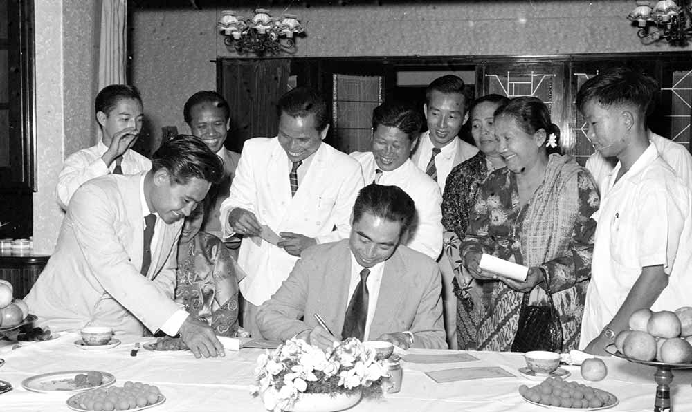 1955年4月25日，為迎接亞非會(huì)議而組織的萬隆人民委員會(huì)的代表請(qǐng)周恩來總理簽名留念。