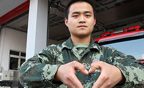 閃光的生命&mdash;&mdash;比心最可愛的消防戰(zhàn)士