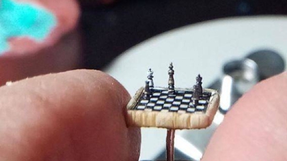 比指甲蓋還?。?土耳其微雕藝術(shù)家雕出超小國際象棋