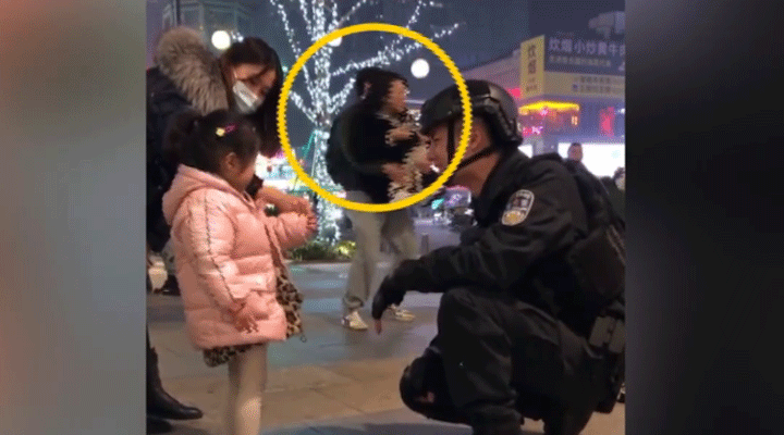 女子被特警圈粉蹲地拍照不想走，男友接下來的舉動驚呆網(wǎng)友