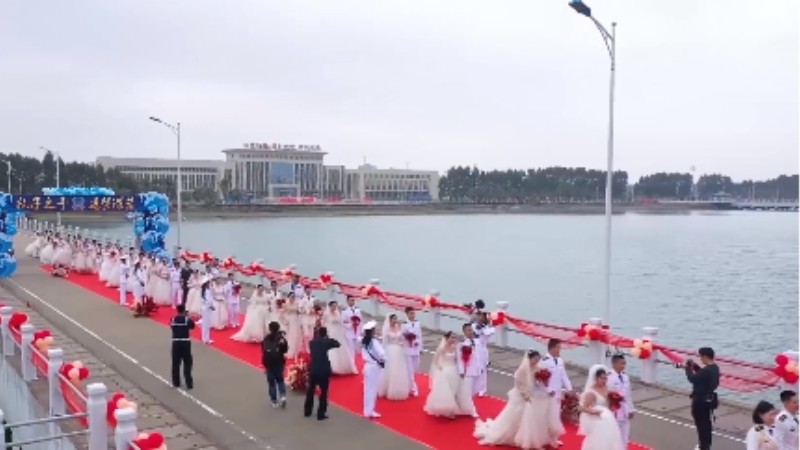 乘風(fēng)破浪來(lái)娶你！海軍某部30對(duì)新人舉行集體婚禮