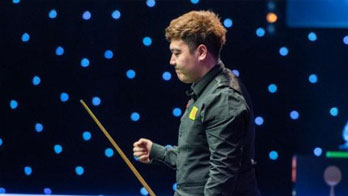 英國：首位00后冠軍！顏丙濤登頂斯諾克大師賽