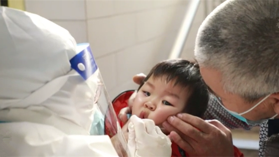 這一跪，謝謝你最美的&ldquo;核酸護士&rdquo;