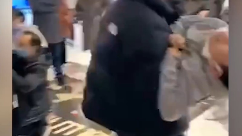 浙江一電影院發(fā)生事故多人送醫(yī)，現(xiàn)場(chǎng)家長(zhǎng)懷抱兒童奔走