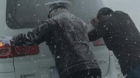 &ldquo;冰雕&rdquo;交警找到了！致敬戰(zhàn)斗在抗風(fēng)雪一線的交警