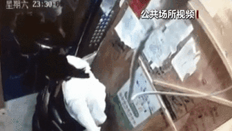 電梯內(nèi)突發(fā)自燃 電動(dòng)車(chē)進(jìn)樓怎么禁？ 發(fā)現(xiàn)電瓶車(chē)有起火苗頭應(yīng)立刻撤離