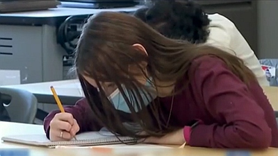 美國：學(xué)校要求學(xué)生戴口罩 遭州政府百般阻撓