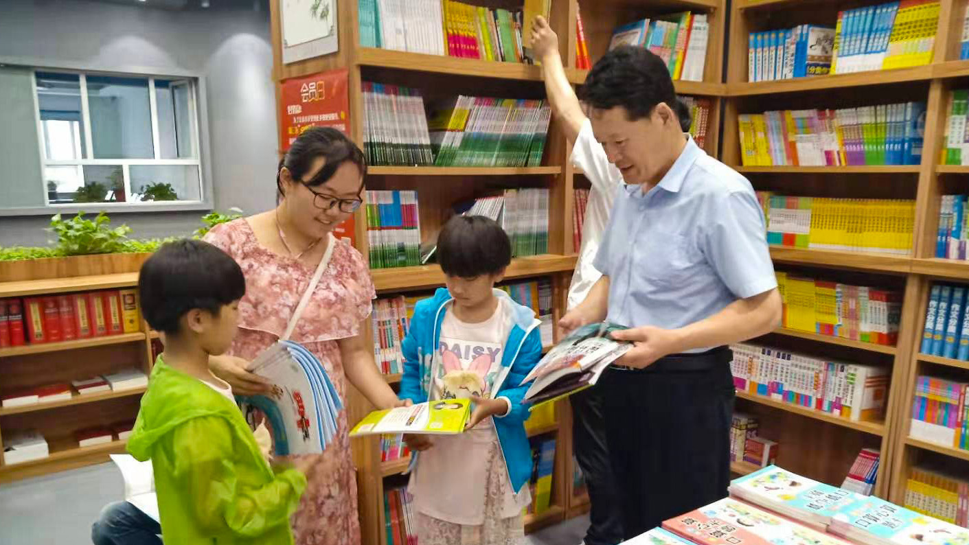 追夢(mèng)中國人｜艾中福：助學(xué)路上的一盞&ldquo;明燈&rdquo;