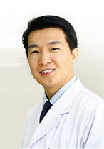 葉子?。罕本┟罓柲垦劭漆t(yī)院院長