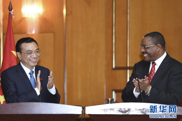5月4日，國務(wù)院總理李克強(qiáng)在亞的斯亞貝巴與埃塞俄比亞總理海爾馬里亞姆舉行會談。這是會談結(jié)束后，李克強(qiáng)與海爾馬里亞姆共同會見記者。 新華社記者 李學(xué)仁 攝