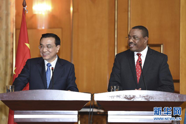 5月4日，國務(wù)院總理李克強(qiáng)在亞的斯亞貝巴與埃塞俄比亞總理海爾馬里亞姆舉行會談。這是會談后，李克強(qiáng)與海爾馬里亞姆共同會見記者。 新華社記者 李學(xué)仁 攝