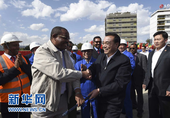 5月5日，中國國務(wù)院總理李克強(qiáng)考察亞的斯亞貝巴輕軌項(xiàng)目，埃塞俄比亞總理海爾馬里亞姆陪同。新華社記者 李學(xué)仁 攝
