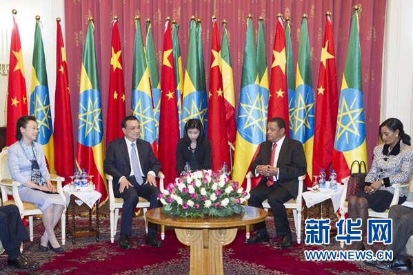 李克強(qiáng)總理夫人程虹、穆拉圖總統(tǒng)夫人梅阿扎參加會(huì)見。新華社記者王曄攝