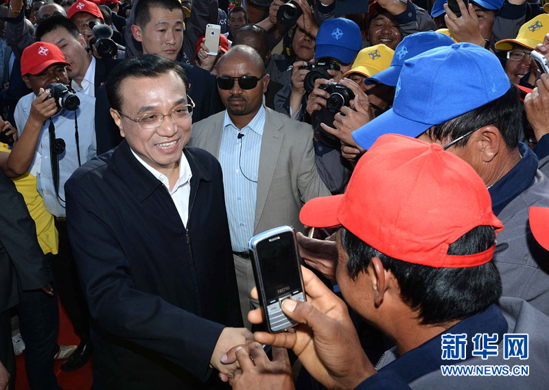 5月5日，中國國務(wù)院總理李克強(qiáng)與埃塞俄比亞總理海爾馬里亞姆共同出席亞的斯亞貝巴-阿達(dá)瑪高速公路一期竣工揭牌典禮，并為二期工程開工奠基剪彩。這是典禮結(jié)束后，李克強(qiáng)同工程施工人員親切交談。新華社記者 李濤 攝 