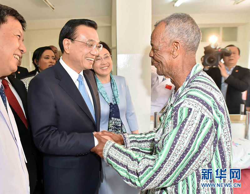 5月6日，中國國務院總理李克強與埃塞俄比亞總統(tǒng)穆拉圖一同來到亞的斯亞貝巴阿勒塔醫(yī)院，看望受益于中國免費白內(nèi)障手術(shù)&ldquo;光明行&rdquo;活動的埃塞俄比亞患者。新華社記者 李濤 攝 