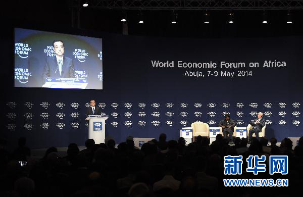 5月8日，中國國務(wù)院總理李克強(qiáng)在阿布賈出席第24屆世界經(jīng)濟(jì)論壇非洲峰會全會，發(fā)表題為《共同推動(dòng)非洲發(fā)展邁上新臺階》的特別致辭。新華社記者 李學(xué)仁 攝 