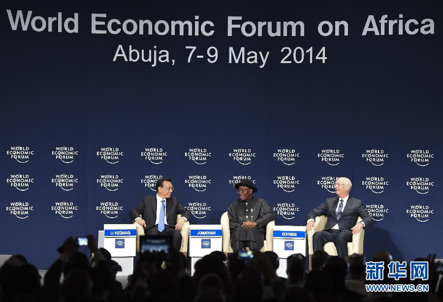  5月8日，中國國務(wù)院總理李克強(qiáng)在阿布賈出席第24屆世界經(jīng)濟(jì)論壇非洲峰會全會，發(fā)表題為《共同推動(dòng)非洲發(fā)展邁上新臺階》的特別致辭。新華社記者 李學(xué)仁 攝 